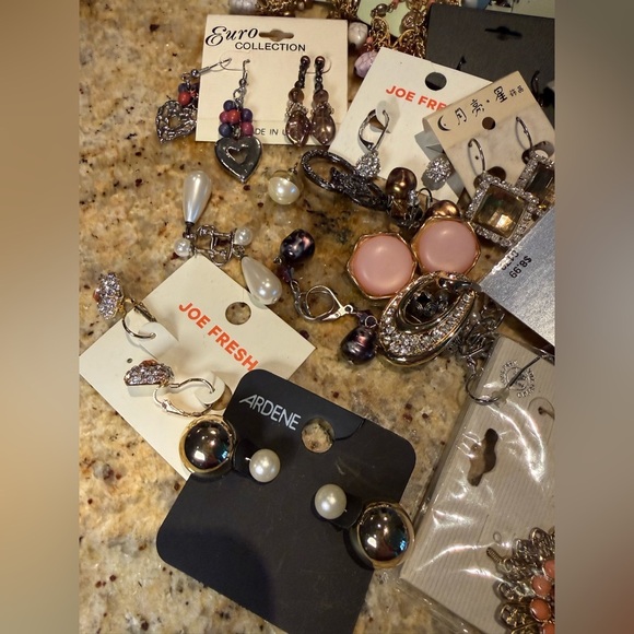 Variety of vintage costume jewelry - Earrings - Picture 16 of 16